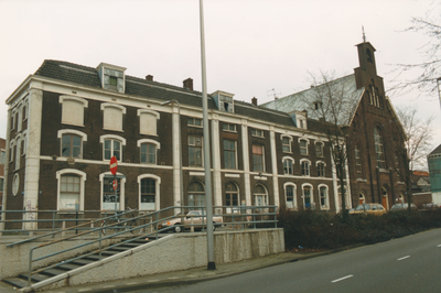 861197 Gezicht op de voorgevels van de panden Catharijnekade 10 (tijdelijk studentenhuis) en 9 (Westerkerk) in Wijk C ...